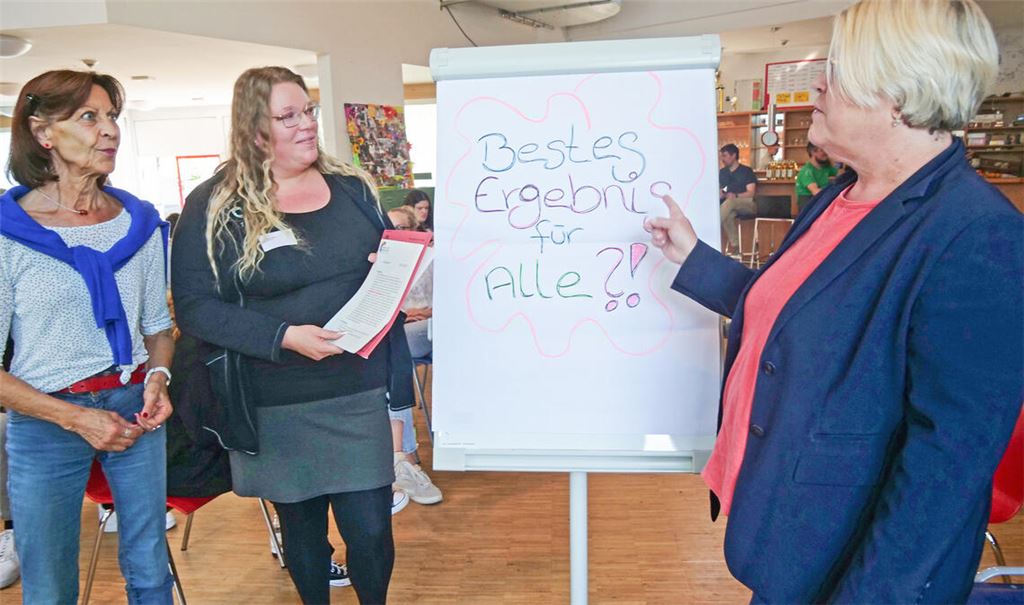Stadtjugendreferentin Nathalie Pavan (2.v.li.), hier mit Coach Ulla Vogeley (li.) und Amtsleiterin Johanna Bächle, im Mai bei einem Treffen des Arbeitskreises Jugend. Foto: Archiv