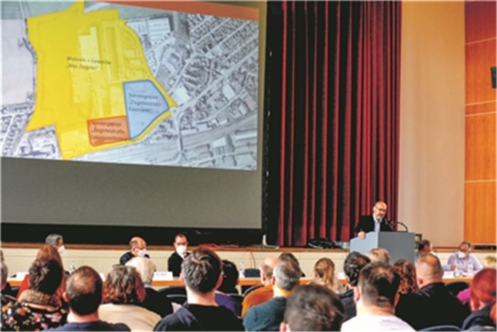 Stadtplaner Armin Dauner (Stehpult) erläutert den rund 100 Besuchern im Uhlandbau-Saal die Planungen für den „neuen Stadtteil“ auf dem Ziegeleigelände. Foto: Stahlfeld