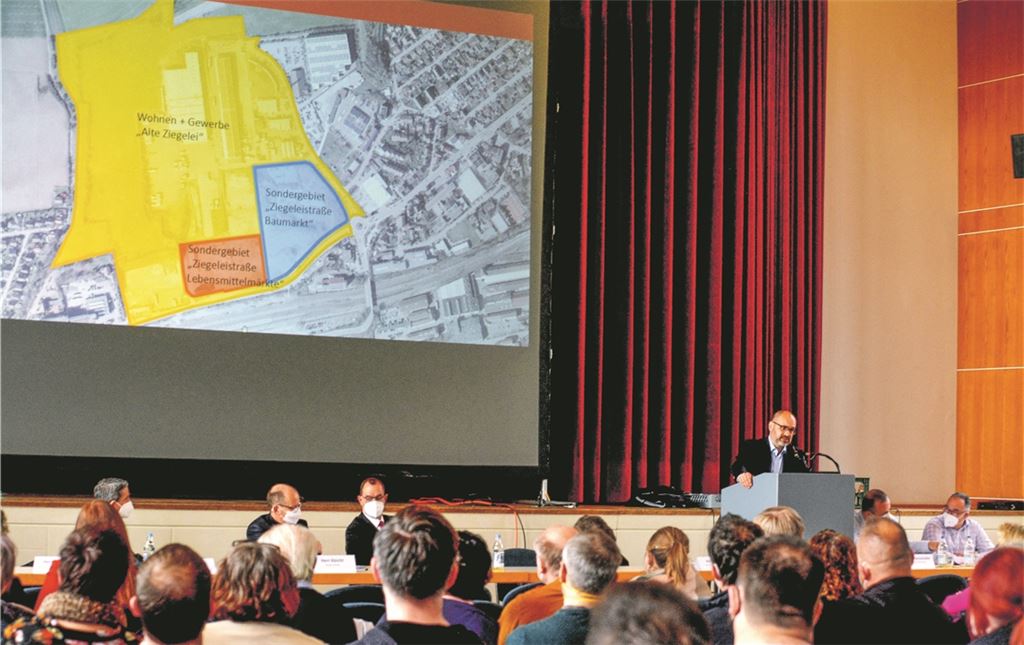 Stadtplaner Armin Dauner (Stehpult) erläutert den rund 100 Besuchern im Uhlandbau-Saal die Planungen für den „neuen Stadtteil“ auf dem Ziegeleigelände. Foto: Stahlfeld