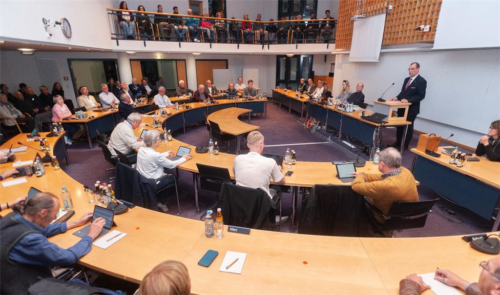 Stadträtin Elli Marx – mit dem Rücken zur Kamera im Vordergrund zwischen LMU-Stadtrat Manfred Rapp und ihrem bisherigen Fraktionskollegen Ulrich Seibold sitzend – in der vergangenen Woche bei der Wahl des neuen Mühlacker Bürgermeisters. In der Reihe davor die weiteren SPD-Stadträte Jürgen Metzger (re.) und Paul Renner. Foto: Fotomoment