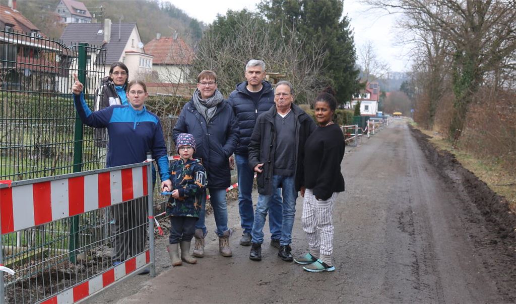 Stadtrat Frank Alber (Mitte) ärgert sich zusammen mit seinen Nachbarn über die Schäden an den Zäunen. Foto: Steigleder
