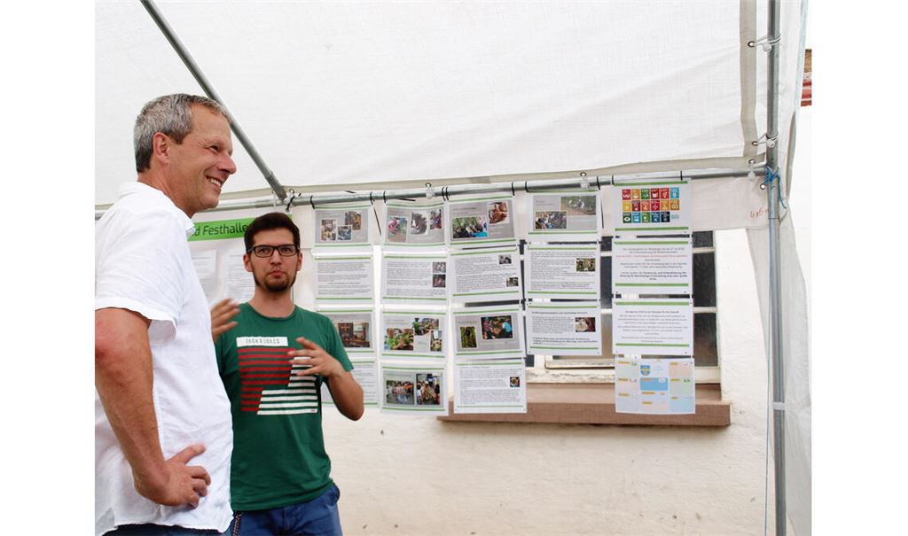 Stadtrat Veit Kibele informiert sich als Vertreter von OB Frank Schneider am Stand der ARGE beim Enzberger Dorffest. Foto: Filitz