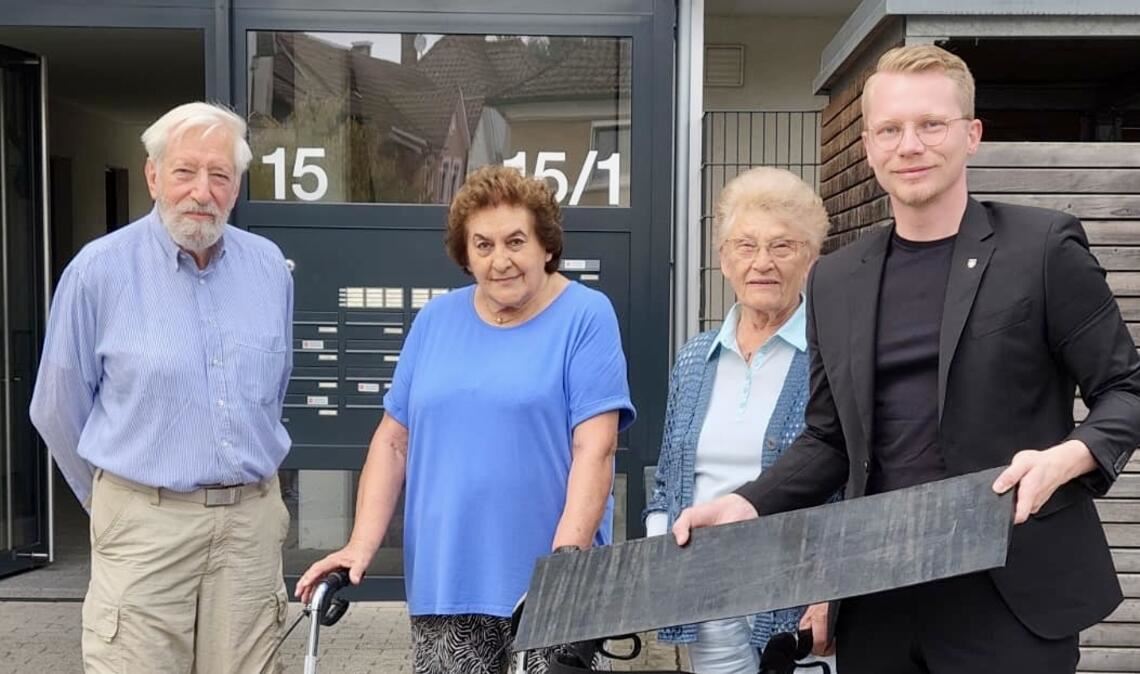 Stadtrat und OB-Kandidat Paul Renner (re.) bei der Übergabe der Rampe. Foto: privat