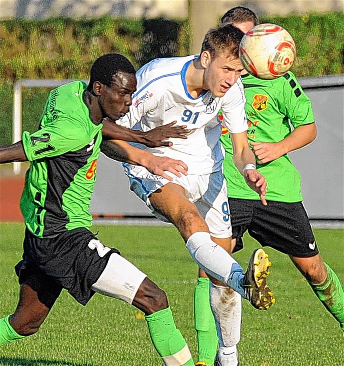 Stadtrivalen und Topteams der Liga: Fvgg 08 Mühlacker (in Weiß) und die Sportfreunde. Aber wie lange bleibt Cissé (li.) im Letten? Foto: Fotomoment
