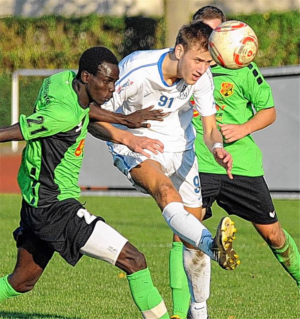 Stadtrivalen und Topteams der Liga: Fvgg 08 Mühlacker (in Weiß) und die Sportfreunde. Aber wie lange bleibt Cissé (li.) im Letten? Foto: Fotomoment