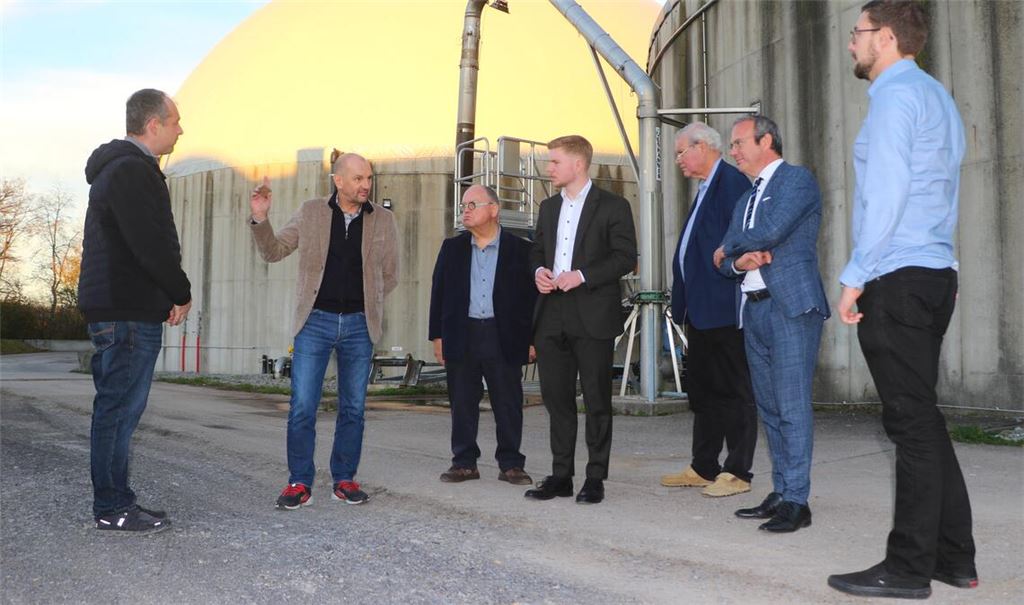 Stadtwerke-Chef Roland Jans (2.v.li.) führt Günter Bächle, Nico Gunzelmann, Peter Napiwotzky und Raimund Haser (alle CDU) mit dem Biomethananlage-Geschäftsführer Thomas Gutjahr (li.) und Partner-Unternehmer Fabian Geltz (re.) über das Gelände. Foto: Schüller