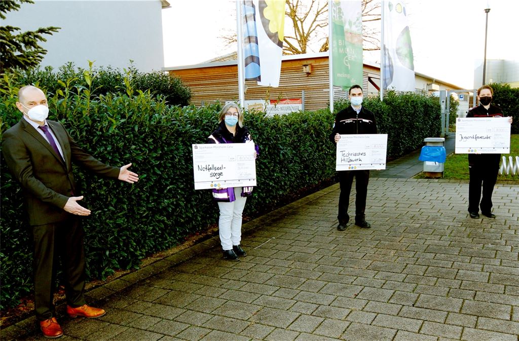 Stadtwerke-Chef Roland Jans übergibt die symbolischen Spendenschecks an Regina Wacker (Notfallseelsorge), Jochen Palmer (THW) und Franziska Ebert (Kreisjugendfeuerwehr, von links). Kollros
