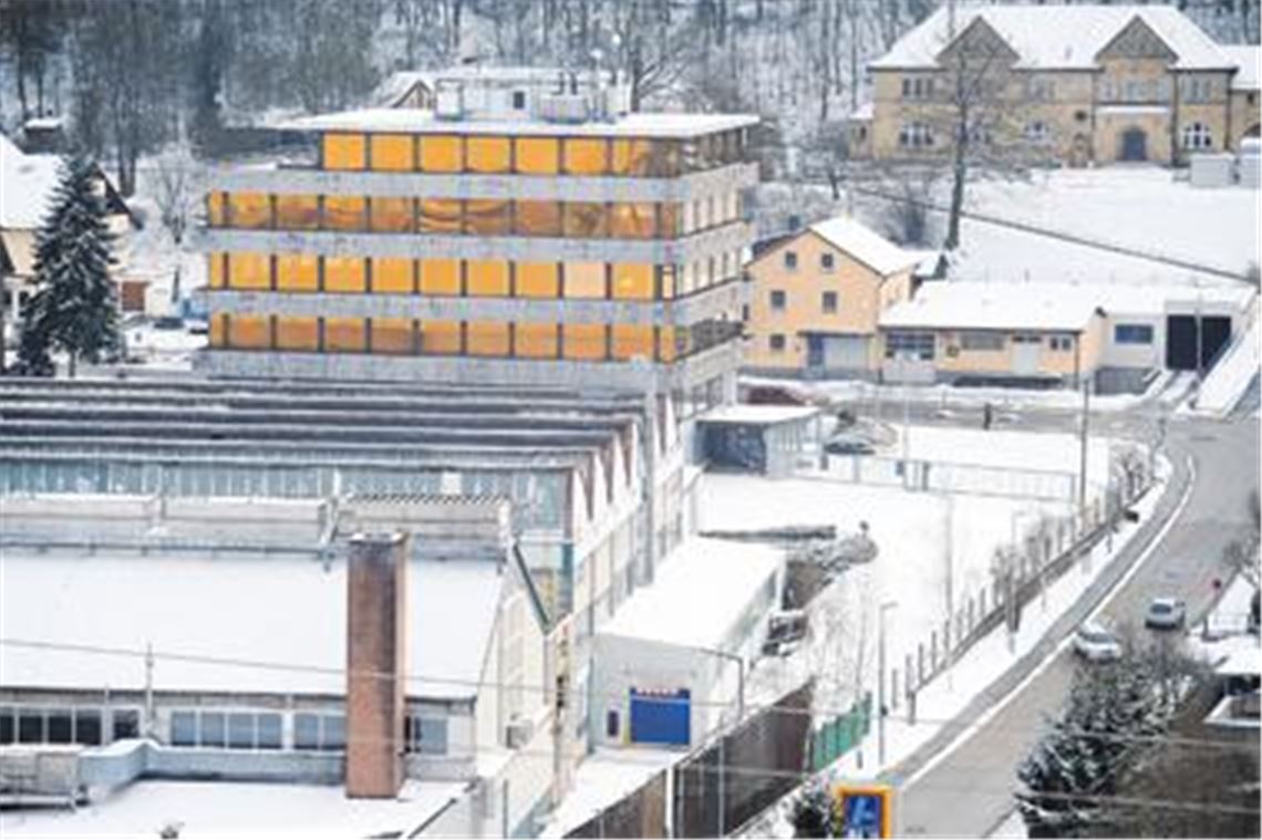 Städtebauliches Filetstück  allerdings mit jeder Menge Altlasten: Das Gießereigelände der Firma MWK ruht unter einer dünnen Schneedecke. Ein Investor soll das Areal aus dem Dornröschenschlaf holen. Die Bevölkerung soll im Rahmen einer Bürgerversammlung schon bald erfahren, was der Insolvenzverwalter in enger Abstimmung mit der Stadtverwaltung auf der Fläche für Zukunftspläne hat.
 Foto: Fotomoment