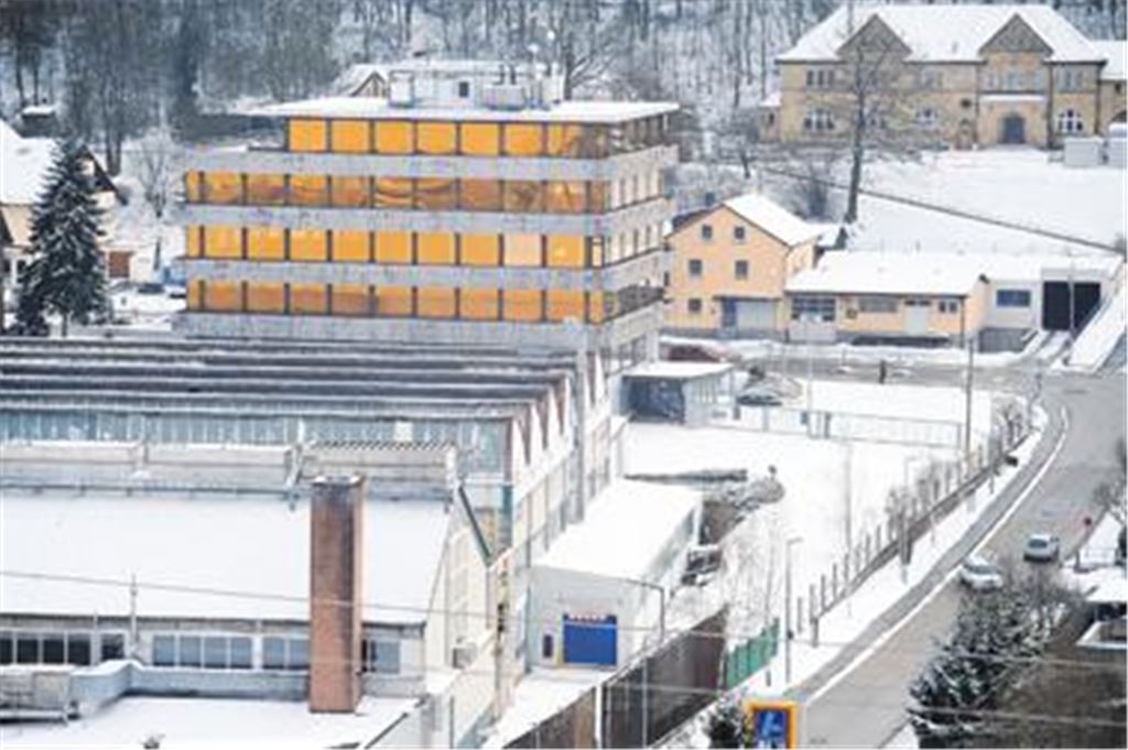 Städtebauliches Filetstück  allerdings mit jeder Menge Altlasten: Das Gießereigelände der Firma MWK ruht unter einer dünnen Schneedecke. Ein Investor soll das Areal aus dem Dornröschenschlaf holen. Die Bevölkerung soll im Rahmen einer Bürgerversammlung schon bald erfahren, was der Insolvenzverwalter in enger Abstimmung mit der Stadtverwaltung auf der Fläche für Zukunftspläne hat.
 Foto: Fotomoment