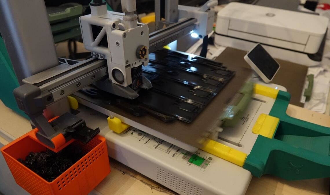 Ständig in Bewegung: Der 3D-Drucker eines Freiwilligen stellt Plastikkleinteile für die Ukraine her.