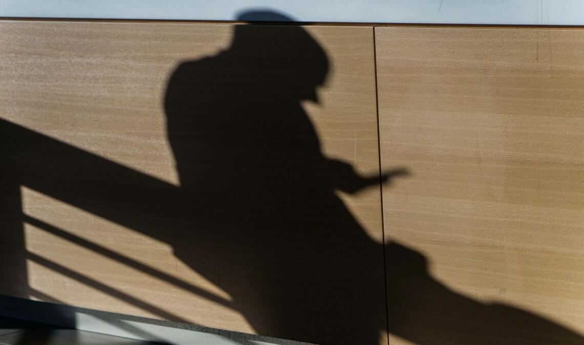 Ständig wandern der Blick und die Hand zum Smartphone: Gerade jüngeren Menschen geht es einer Umfrage der IU Internationalen Hochschule in Erfurt zufolge häufig so. (Symbolbild)
