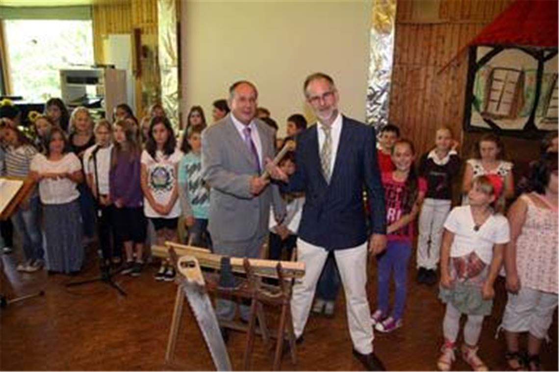 Staffelübergabe an der Schule am Silahopp in Maulbronn. Konrektor Richard Kittelmann (li.) geht, Peter Krüger tritt in seine Fußstapfen. 
Foto: Hansen