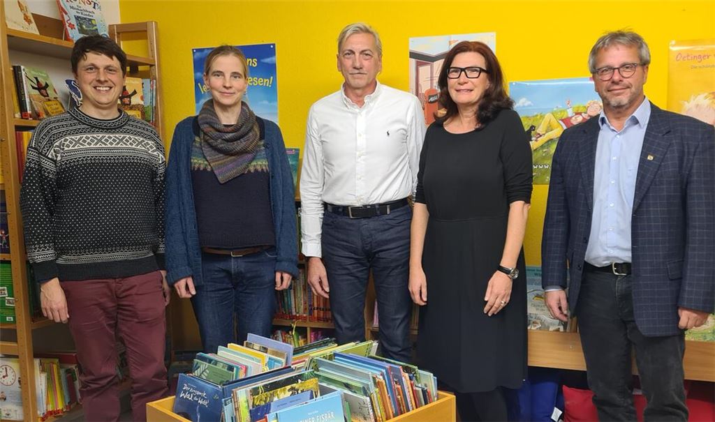 Staffelübergabe in der Bücherei in Schmie (v. li.): Pfarrer Lukas Lorbeer, Nelly Utz, Karl und Sabine Velte und Bürgermeister Andreas Felchle. Foto: privat