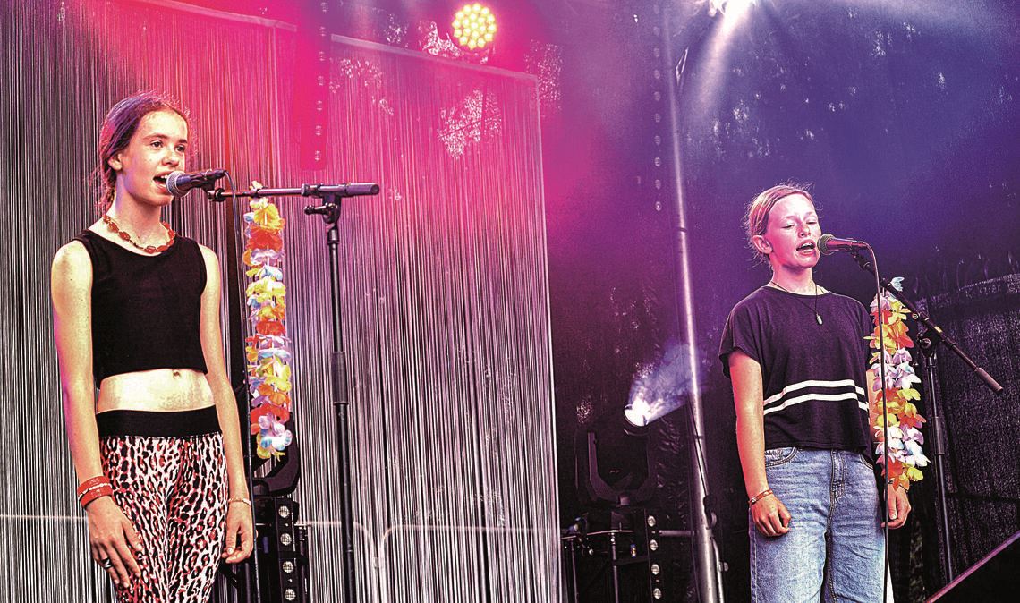 Stammgäste bei den Karaoke-Veranstaltungen, die inzwischen schon fast Kultstatus genießen: Lilly und Marie-Luise sind alt genug für den abendlichen Auftritt. Fotos: Stahlfeld