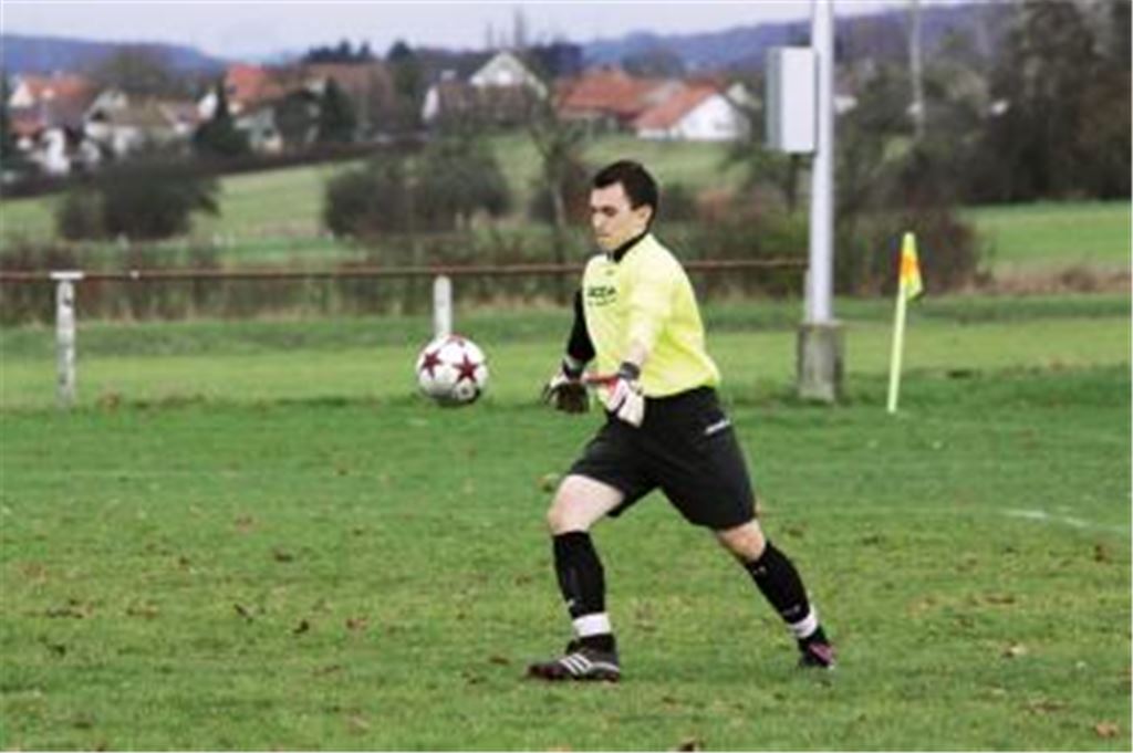 Stammplatz sicher: Jens Leicht ist die neue Nummer eins im Tor der SG Ölbronn-Dürrn. Dem 20-jährigen Keeper fehle allerdings manchmal ein wenig Lockerheit, findet sein Trainer. Archivfotos: Eigner