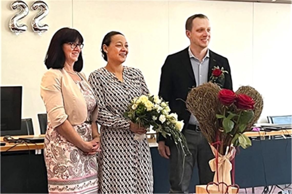 Ein Hochzeitstag, den man nicht vergisst Standesbeamtin Carmen Buck mit einem Brautpaar. Fotos: privat