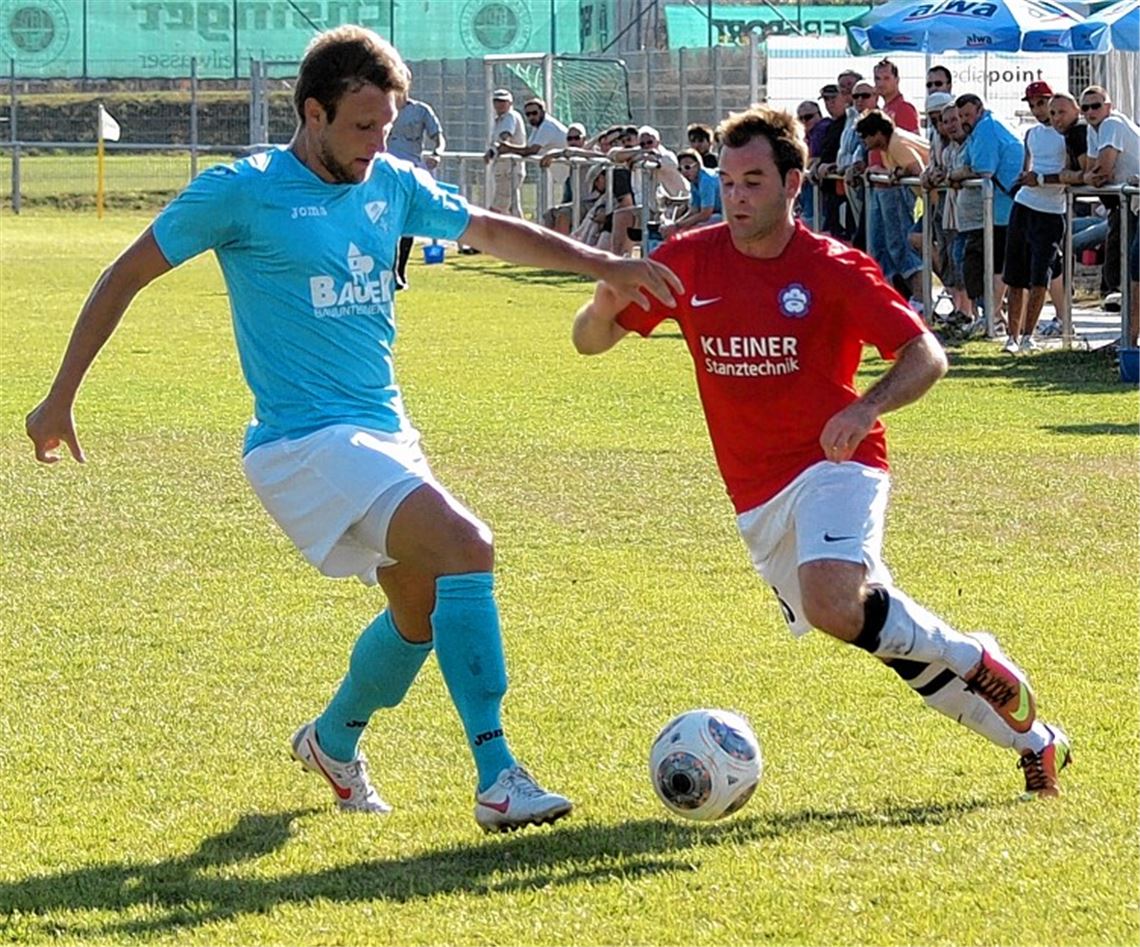 Standesgemäß: Die beiden Oberligisten FC Nöttingen (in Rot) und TSV Grunbach bestreiten das Britsch-Cup-Finale. Foto: Appich
