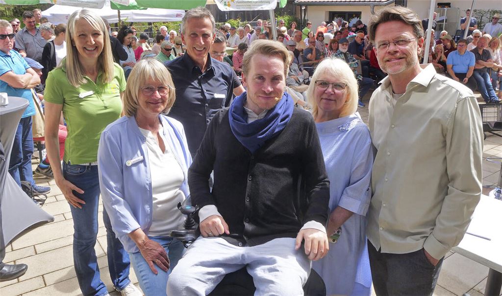 Stargast Samuel Koch (Mitte) ist mit dem „Botschafter“ Klaus-André Eickhoff (re.) zu Besuch in der Familienherberge. Fotos: Friedrich