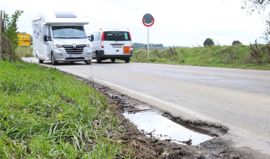 Stark beansprucht: Die Bankette an der K4505 oberhalb von Mühlhausen. Foto: Schüller