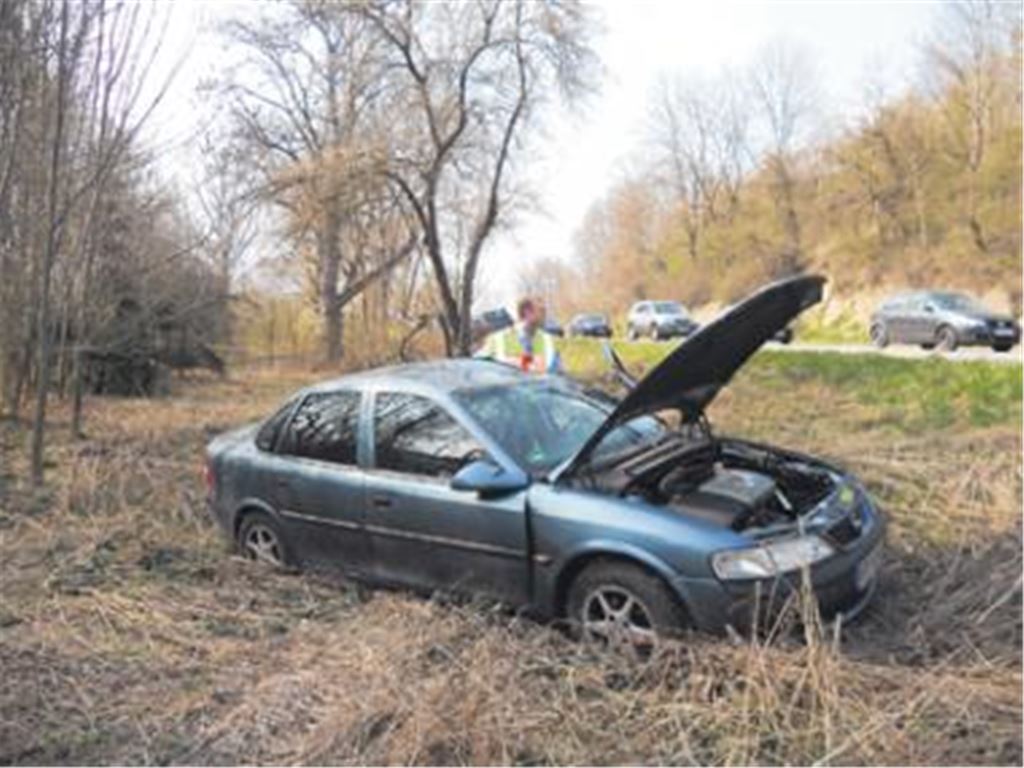 Stark beschädigt: Der Opel des 43-Jährigen überschlägt sich neben der Straße. Foto: Franz