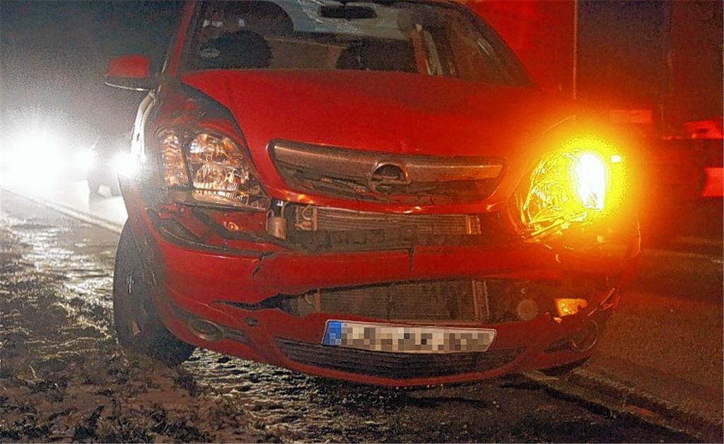 Ampel übersehen: Unfall auf der B10