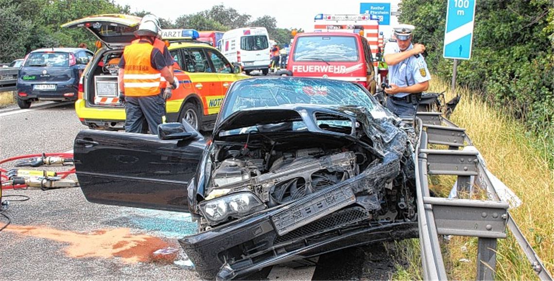 Stark demoliert: Das BMW-Cabrio der 37-jährigen Frau, die in der falschen Richtung auf die Autobahn gefahren ist. Fotos: Fix