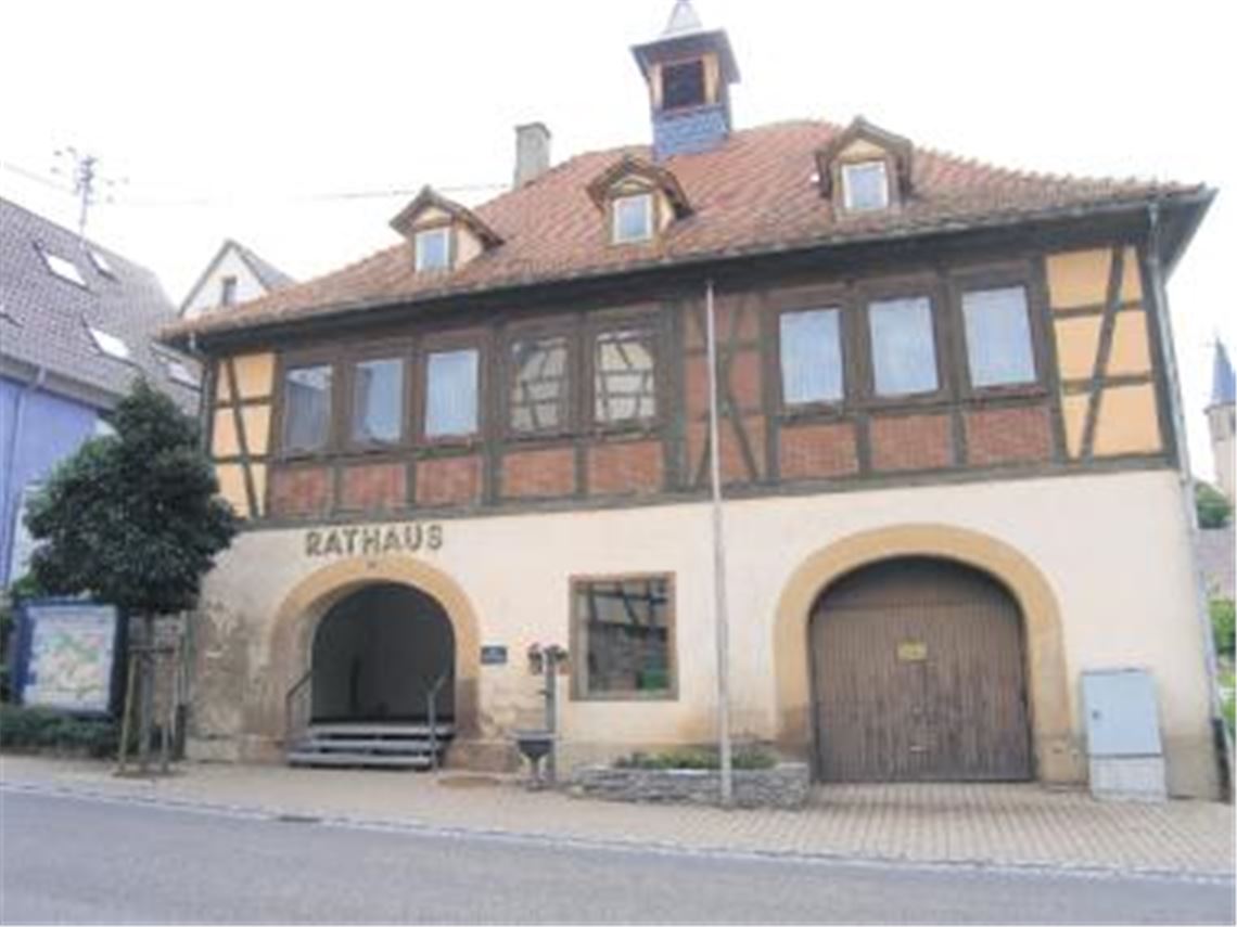 Stark sanierungsbedürftig und nicht gerade ein Aushängeschild: das Großglattbacher Rathaus-Gebäude. Doch der Stadt fehlt das Geld für eine Instandsetzung.
Foto: Sadler