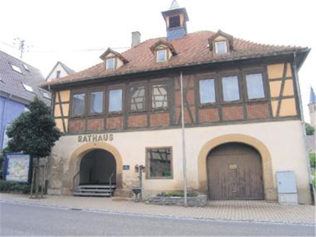 Stark sanierungsbedürftig und nicht gerade ein Aushängeschild: das Großglattbacher Rathaus-Gebäude. Doch der Stadt fehlt das Geld für eine Instandsetzung.
Foto: Sadler
