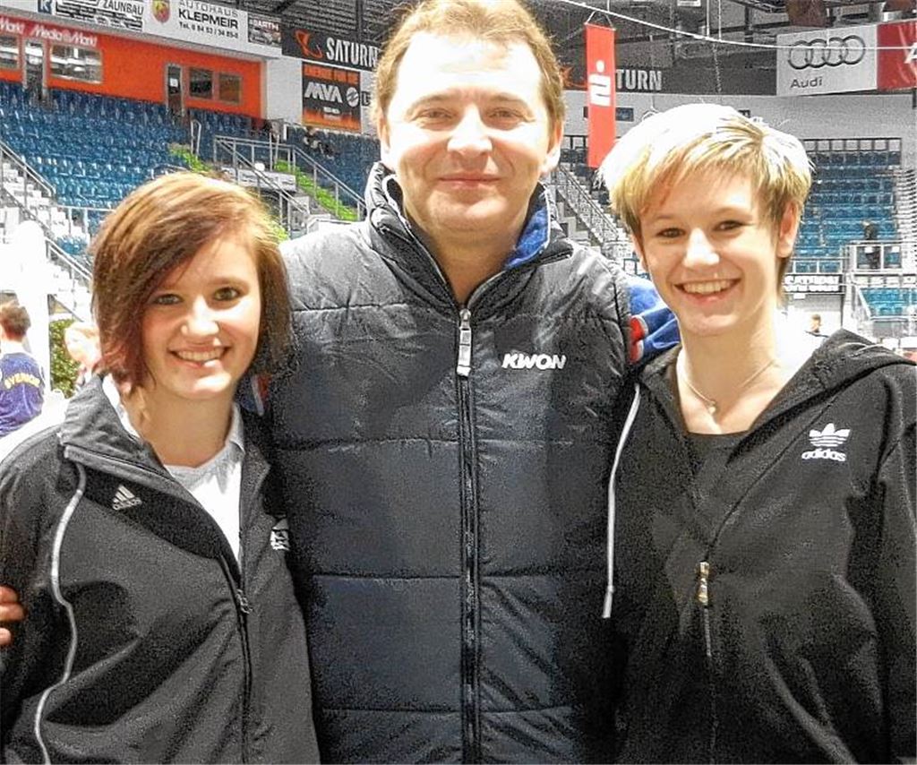 Starke Auftritte in Athen und Rom: Roxana Nothaft, Landes- und Vereinstrainer Nurettin Yilmaz und Tamara Nothaft (v.li.) Foto: privat