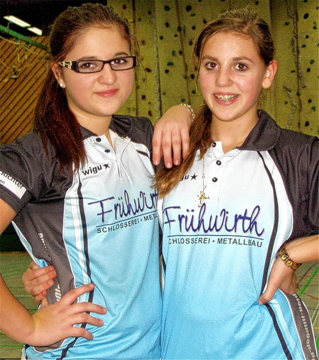 Starke Badminton-Schwestern. Valentina Skrbin (li.) dringt bei den Bezirksmeisterschaften ins Halbfinale vor, Klara Skrbin trifft schon in Runde eins auf eine der topgesetzten Spielerinnen und scheidet trotz guter Leistung aus. Foto: privat