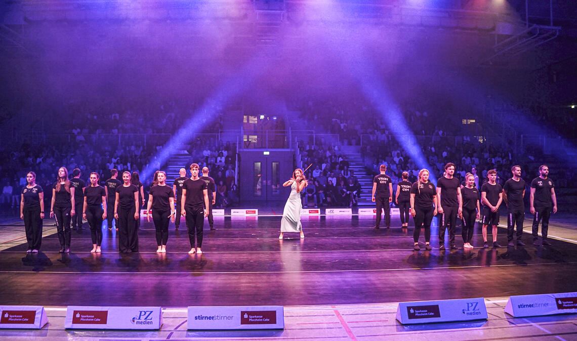 Starke Besetzung: Die Mitwirkenden an der „Nacht der Emotionen“ – mit Geigerin Daniela Reimertz – stehen für Unterhaltung und Akrobatik in Perfektion. Fotos: Bastian