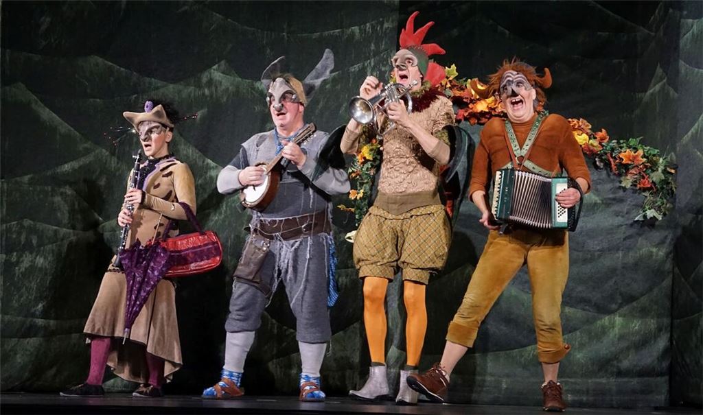 Starke Bilder mit starker Botschaft: Das Theater „mimikri“ zeigt im Mühlacker Uhlandbau „Die Bremer Stadtmusikanten“. Foto: Bastian