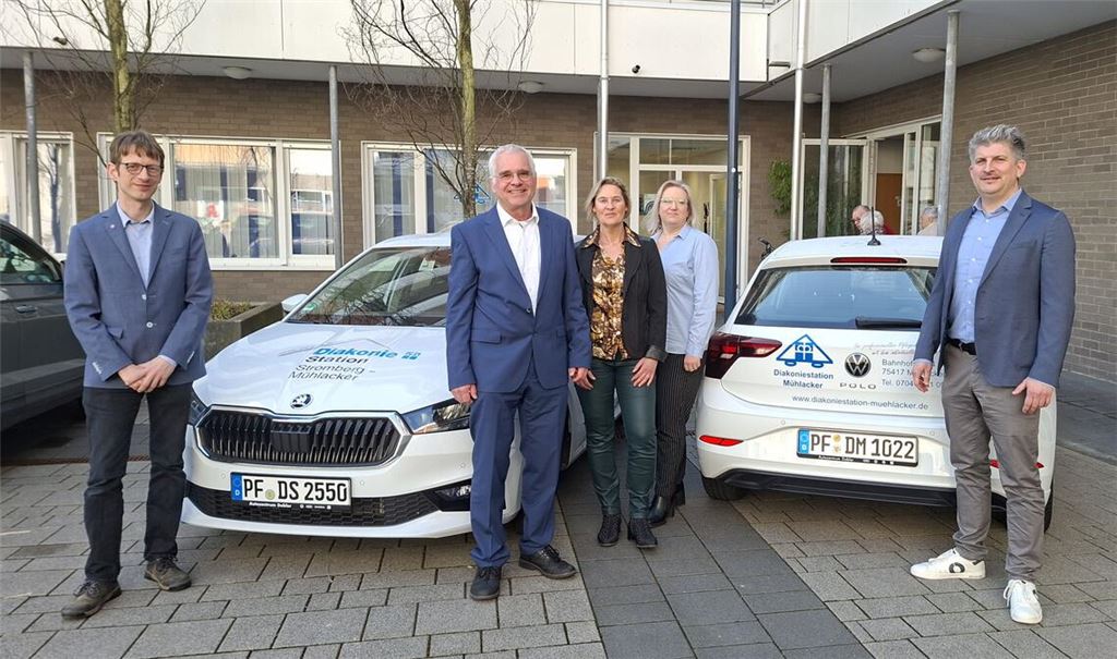 Starke Einheit (v.li.): der Vorsitzende des Diakonieausschusses, Pfarrer Markus Epting, Dekan Jürgen Huber, Geschäftsführerin Susanne Braun, die Pflegedienstleiterin Melanie Schäffer und der stellvertretende Geschäftsführer Bastian Koch. Foto: Bastian