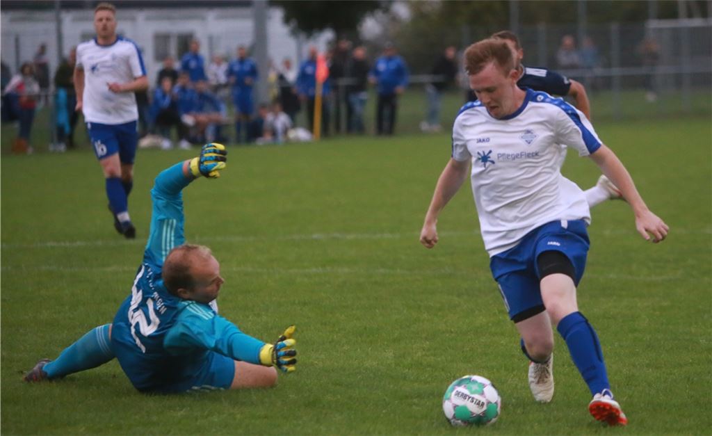 Starke Einzelaktion vor dem 1:0: Marvin John umspielt FCI-Schlussmann Timo Schönthaler und muss nur noch einschieben.Foto: Huber