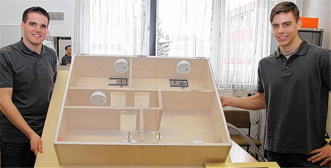 Starke Idee und perfekte Umsetzung: Die Auszubildenden Daniel Blanc (li.) und Maximilian Geiger präsentieren ihr preisgekröntes „hausinternes Personenortungssystem“.