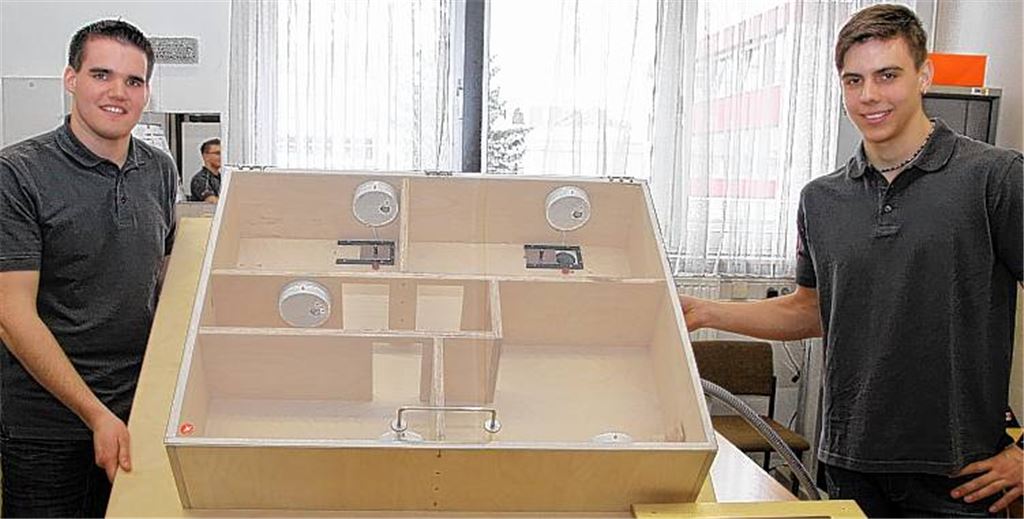 Starke Idee und perfekte Umsetzung: Die Auszubildenden Daniel Blanc (li.) und Maximilian Geiger präsentieren ihr preisgekröntes „hausinternes Personenortungssystem“.