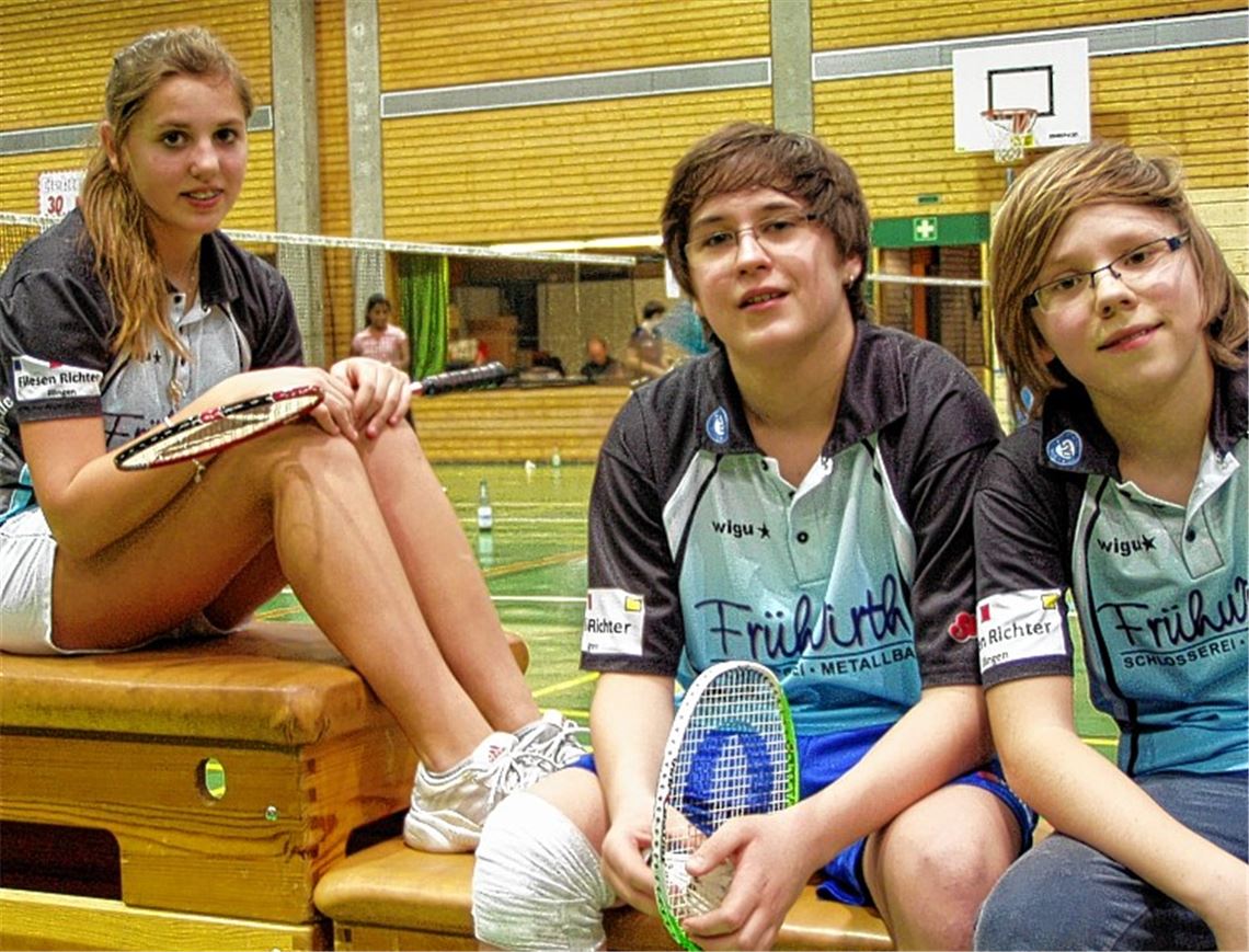 Starke Illinger Badminton-Jugend: Klara Skrbin mit ihrem U15-Mixedpartner Adrian Butschko und Marvin Lehmann.  Foto: privat