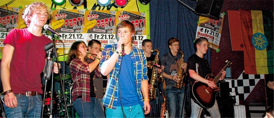 Starke Leistung: Die Schulband „Atomic Kiss“ begeistert das junge Publikum im Maulbronner „Musicpark live“. Der Erlös des Benefizkonzerts fließt in ein Projekt in Afrika.