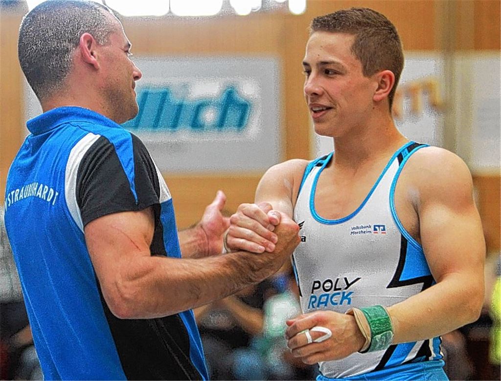 Starke Leistung: Dirk Walterspacher gratuliert Vinzenz Haug zu seinem guten Auftritt.