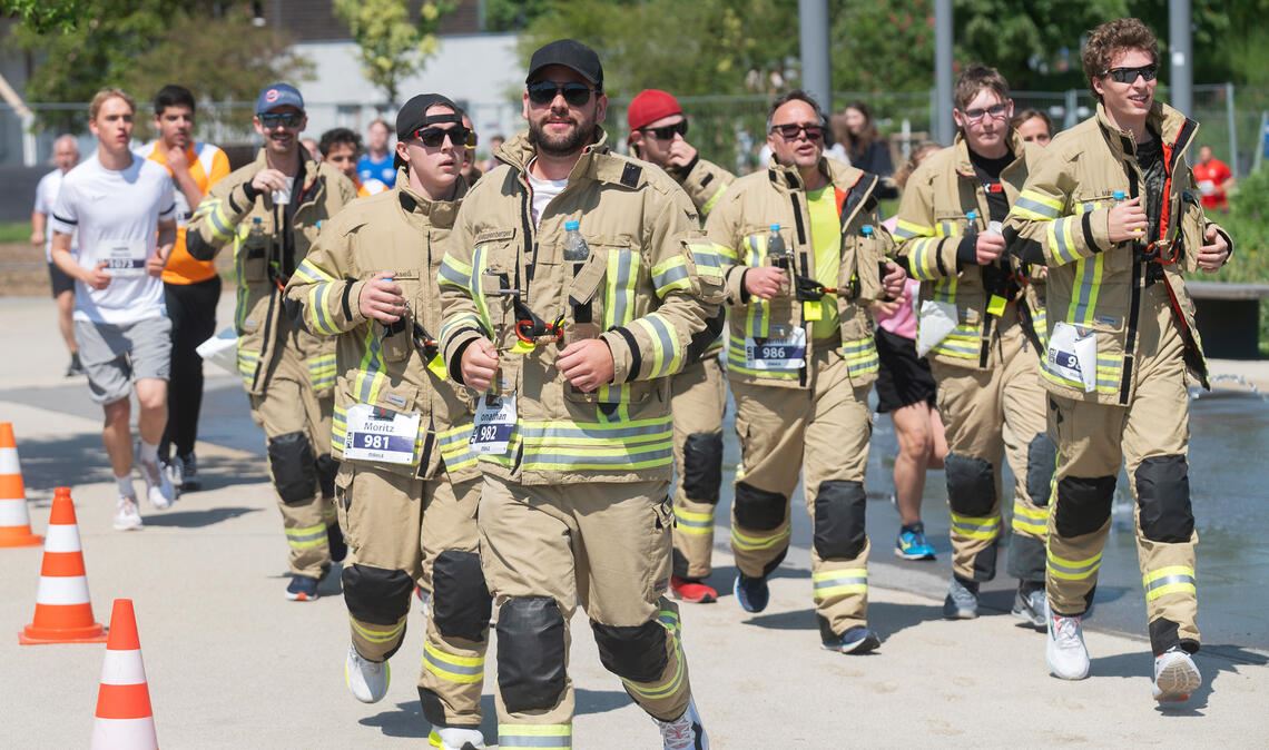 Starke Leistung: In Einsatzkleidung meistert ein Trupp der Feuerwehr den Kurs – und erntet dafür den besonderen Beifall der vielen Zaungäste an der Strecke. Fotos (2): Fotomoment