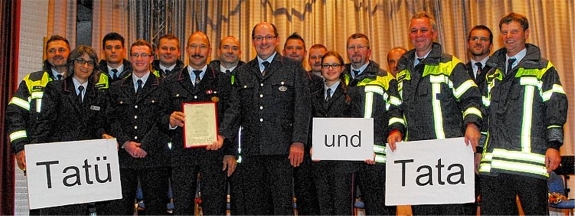 Starke Mannschaft: Mit einer Überraschungseinlage würdigt die Abteilung Dürrn ihren Kommandanten Wolfgang Albrecht (3. v. li., mit Urkunde), der die Wehr seit 25 Jahren führt.