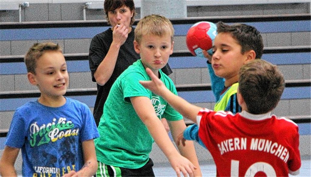 Starke Nerven sind gefragt: Heidrun Hauser (im Hintergrund) leitet eine Handball-Gruppe mit zwölf Kindern der Heckengäuschule Wiernsheim/Mönsheim.