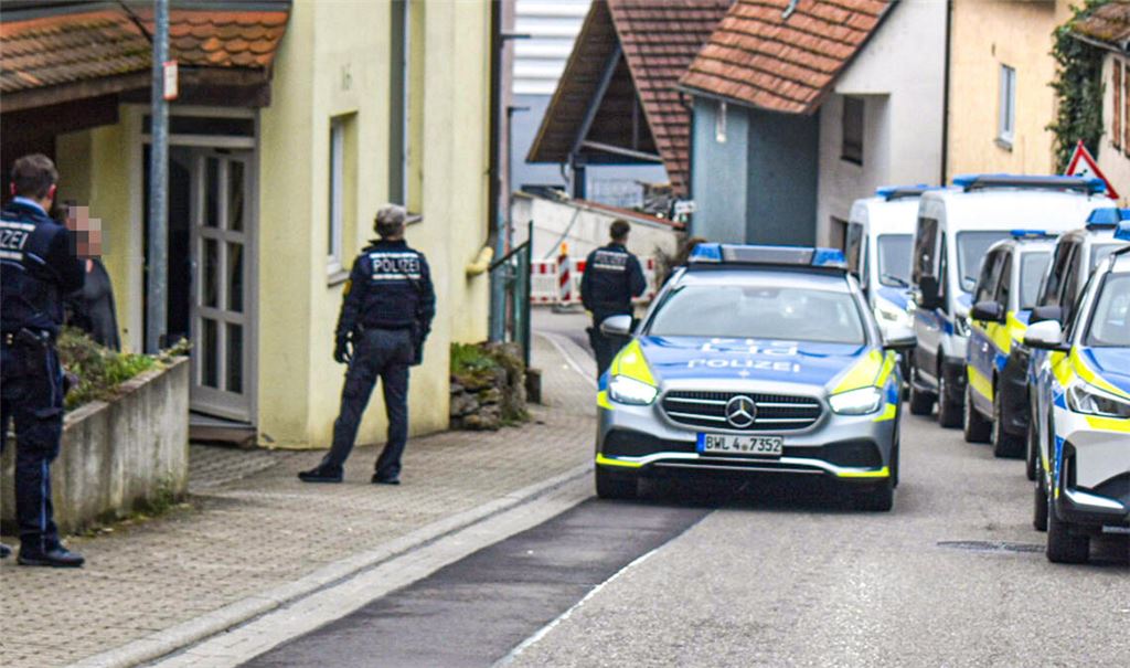 Starke Polizeikräfte sind nach dem mutmaßlichen Anschlag auf ein Blitzer-Fahrzeug in Mönsheim im Einsatz. Gegen Abend wird ein Haus in Tatortnähe durchsucht. Foto: Myroshnichenko