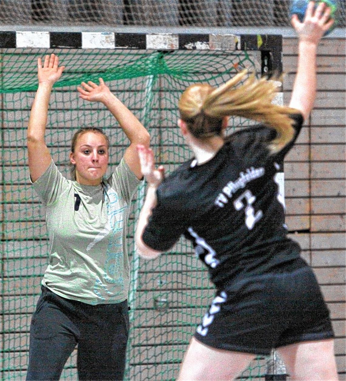 Starke Schlussfrau verhindert höhere Niederlage: Miriam Mumm (li.) ist eigentlich Feldspielerin, pariert aber auch in dieser Szene glänzend. Foto: Eigner