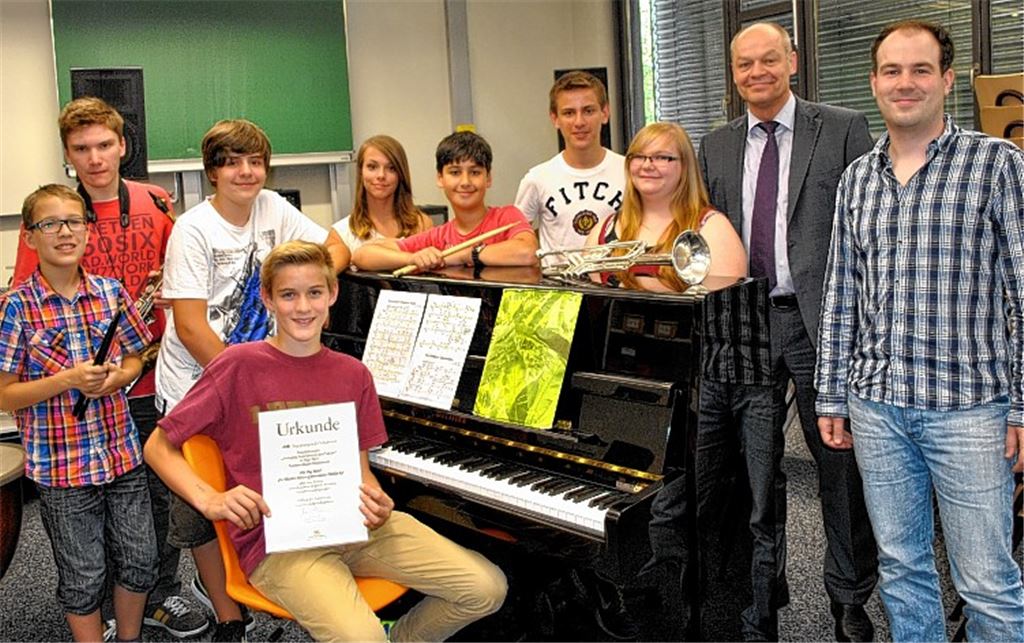 Starke Truppe: die Big Band des Theodor-Heuss-Gymnasiums mit ihrem Leiter Dominik Becki (re.) und Schulleiter Thomas Mühlbayer.