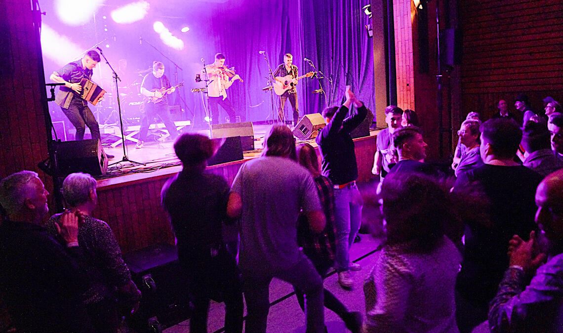 Starker Auftritt bei den Irish Folk Nights in Zaisersweiher: „Billow Wood“ überzeugen das Publikum mit Neo-Folk, in dem schottische Einflüsse zum Tragen kommen. Fotos: Czop