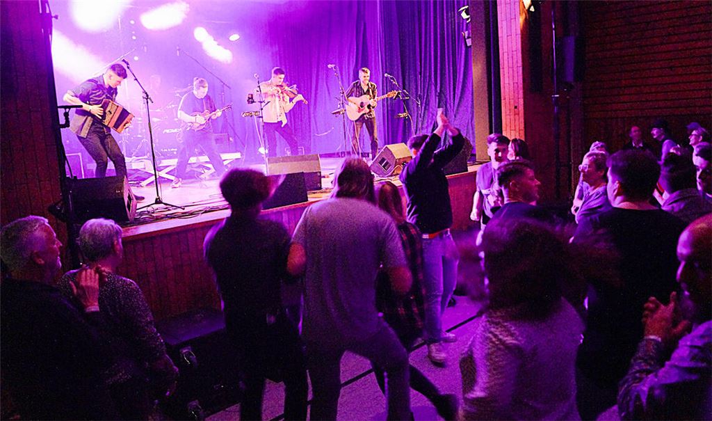Starker Auftritt bei den Irish Folk Nights in Zaisersweiher: „Billow Wood“ überzeugen das Publikum mit Neo-Folk, in dem schottische Einflüsse zum Tragen kommen. Fotos: Czop