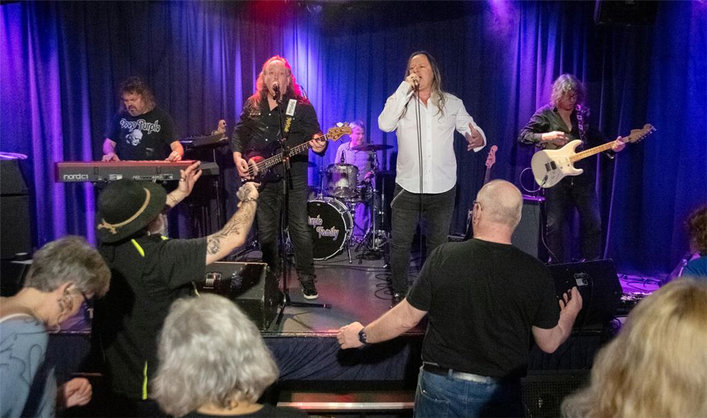Starker Auftritt: die „Purple Family“ ist zu Gast im Musicpark Live. Foto: Fotomoment