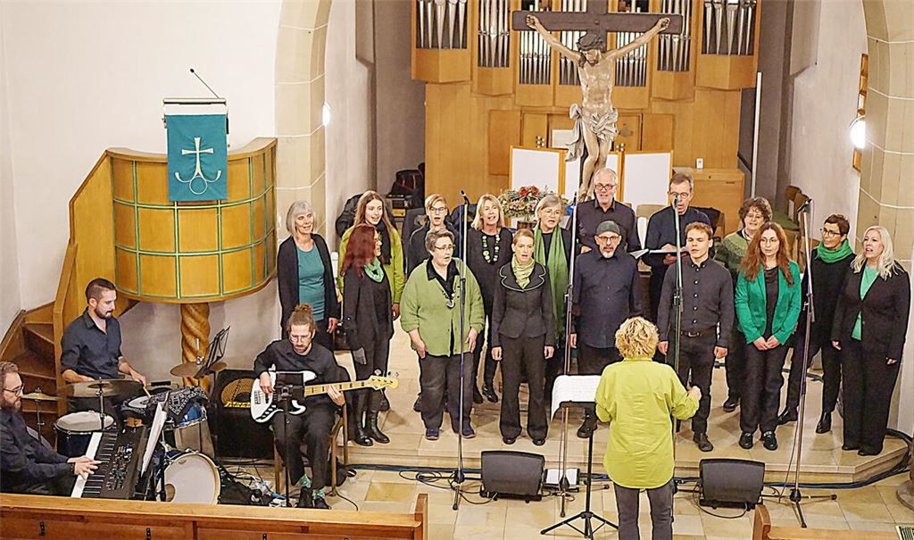 Starker Auftritt in der Kirche in Großglattbach: der Gospelchor Mühlacker. Foto: Bastian