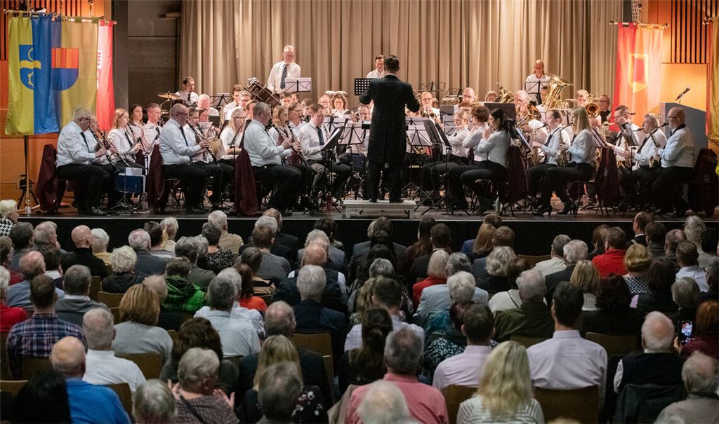 Starker Auftritt in einer voll besetzten Halle: Das große Blasorchester des Musikvereins Mühlacker mit seinem Dirigenten Sergii Svintsitskyi begrüßt das neue Jahr. Foto: Fotomoment